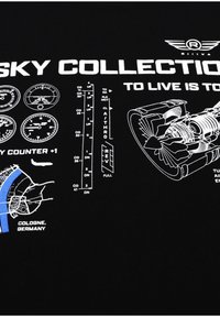 Schwarzes T-Shirt mit weißem Grafikdesign von Messgeräten, Motor-Schemata und Text. Enthält Details wie "KÖLN, DEUTSCHLAND" und Maße.