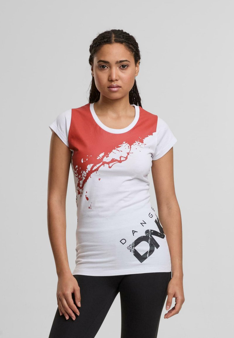 T-shirt κοντομάνικο σε λευκό και κόκκινο, με σχέδιο πιτσιλιάς βαφής και τη λέξη "ΚΙΝΔΥΝΟΣ" σε μαύρο χρώμα. Στενή γραμμή και μαλακό ύφασμα.