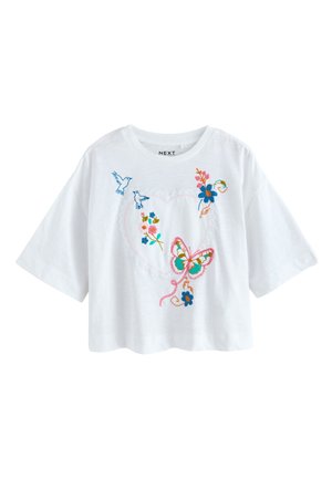 Weißes Kurzarm-Top mit gesticktem Herz, buntem Schmetterling, Blumen und zwei blauen Vögeln auf der Vorderseite.