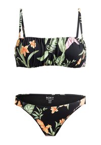 Conjunto de bikini floral que presenta una base negra con vibrantes flores rosas y naranjas, y hojas verdes; top bandeau con volantes y braguitas de tiro bajo a juego.