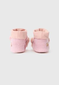 Roza otroška škornjička, izdelana iz mehkega filca, z rebrastim roza robom in puhastimi detajli na straneh. Ima majhno oznako logotipa ob strani.