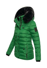 Chaqueta de plumas verde con capucha forrada de piel, con cremallera y botones a presión, que presenta paneles acolchados, dos bolsillos laterales y un parche con logo.