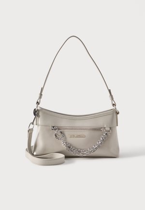 Svetlosivá kožená kabelka Love Moschino so strieborným reťazovým detailom, predným vreckom so zipsom a dvoma nastaviteľnými ramennými popruhmi.
