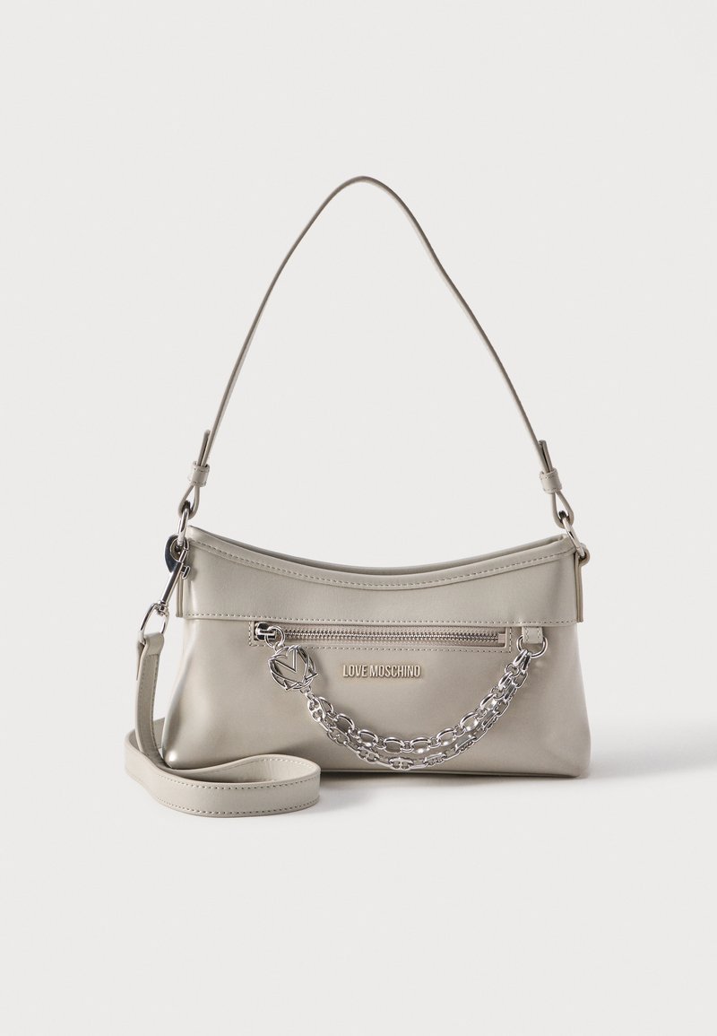 Τσάντα χειρός Love Moschino από γκρι ανοιχτό δέρμα με ασημένια αλυσίδα, μπροστινή τσέπη με φερμουάρ και δύο ρυθμιζόμενους ιμάντες ώμου.