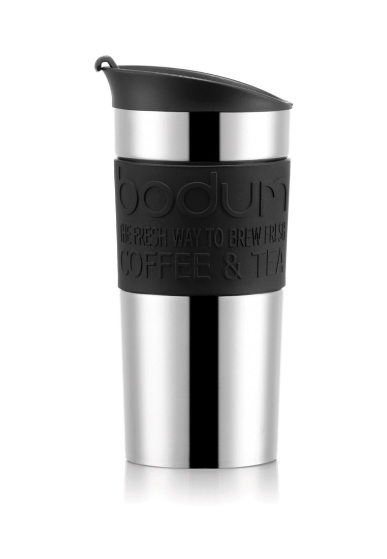 Taza de viaje de acero inoxidable con un agarre de goma negro, tapa contorneada y logotipo en relieve. Superficie lisa y forma cilíndrica elegante.