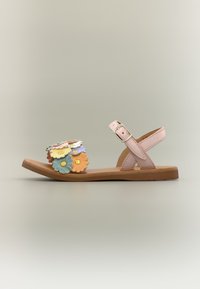 Ροζ επίπεδη σανδάλι με πόρπη λουριού στον αστράγαλο και πολύχρωμες ανθισμένες λεπτομέρειες στο μπροστινό λουρί, καφέ σόλα σε ουδέτερο φόντο.