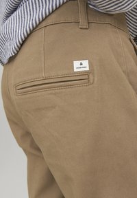 Jack & Jones JPSTMARCO JJDAVE NOOS - Nohavice chinos - otter