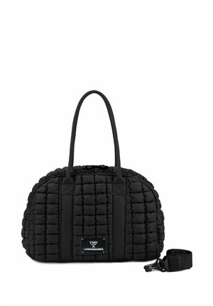 Bolso negro acolchado con asas dobles y una correa de hombro desmontable al lado sobre un fondo blanco.