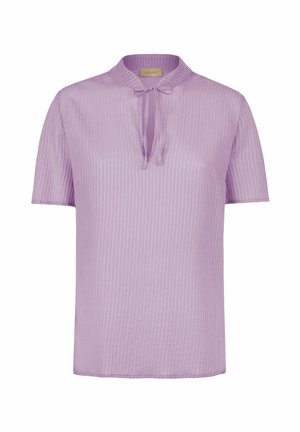 Hellviolette kurzärmelige Bluse mit vertikalen Streifen, rundem Kragen und Schlüssellochausschnitt, der mit einer kleinen Schleife gebunden ist.