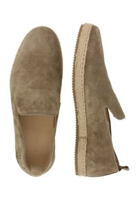 Tan suède instapper met een espadrille-stijl juten middenzool en flexibele rubberen zool. Kenmerkend voor een minimalistisch ontwerp met zij-uithollingen voor ventilatie.