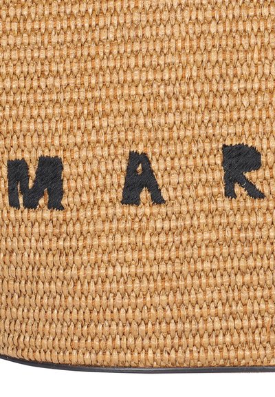 Borsa in paglia intrecciata caratterizzata da un colore beige naturale con lettere ricamate nere "M," "A," e "R." Texture liscia e forma circolare.