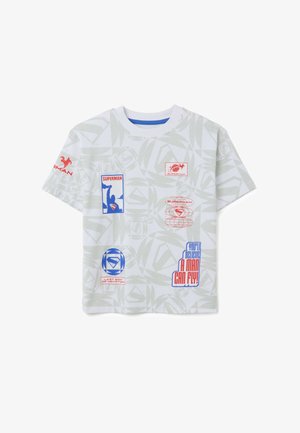 Weißes Kurzarm-T-Shirt mit hellgrauem geometrischem Muster und bunten Superman-Grafiken, einschließlich Logos und Textdetails.