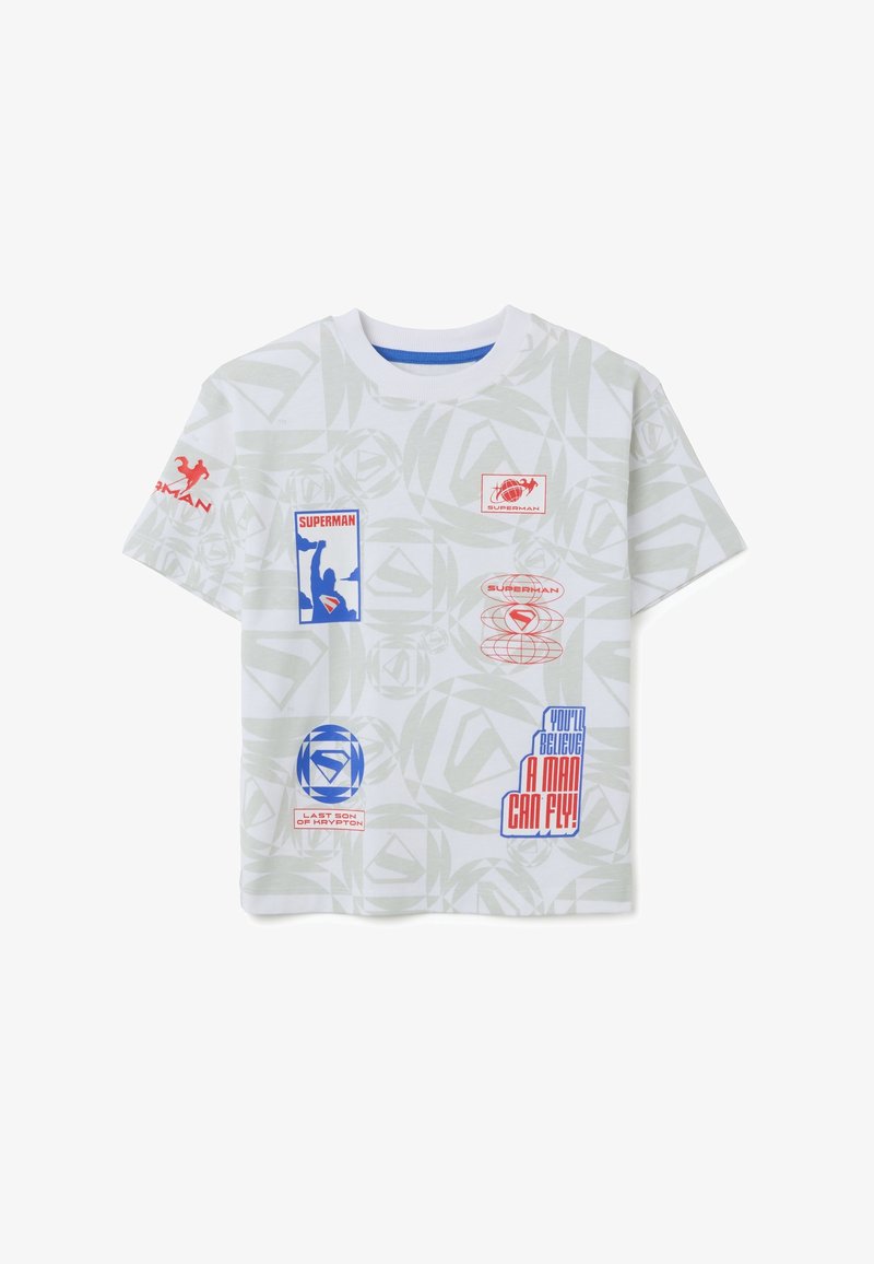 Witte t-shirt met korte mouwen, voorzien van een lichtgrijs geometrisch patroon en kleurrijke Superman grafieken, inclusief logo's en tekstdetails.