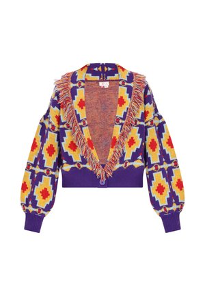 Cardigan cropped colorato con motivi geometrici in viola, giallo e rosso, con dettagli in frange attorno al collo e chiusura con bottoni.