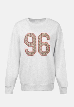 Sweatshirt cinza com grandes números em estampado de animal texturizado "96" em tons de castanho e vermelho. Gola redonda clássica e punhos canelados.