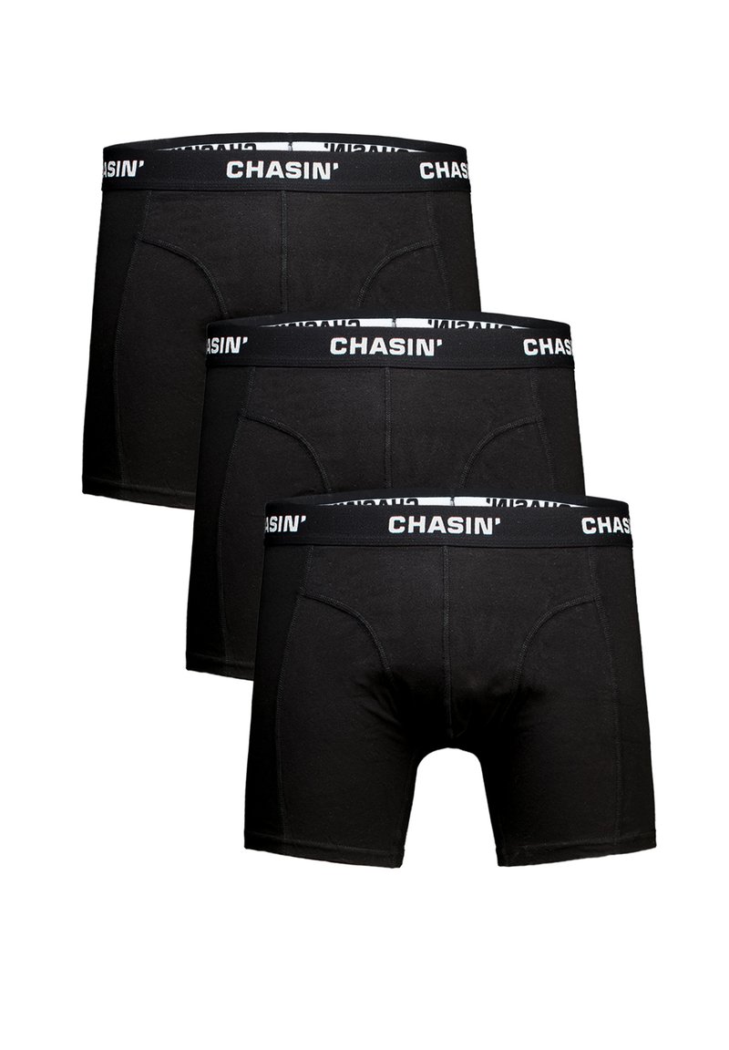 Boxer in cotone nero con design aderente. Presentano un logo bianco "CHASIN'" sulla fascia elastica in vita. Tre paia esposti.