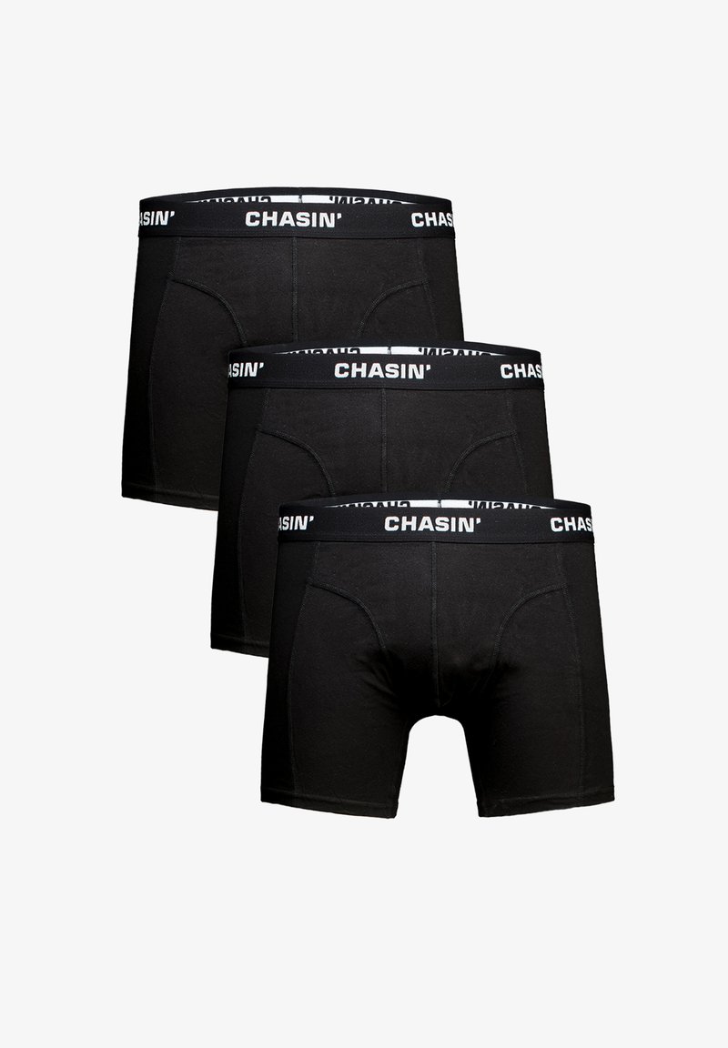 Boxer in cotone nero con design aderente. Presentano un logo bianco "CHASIN'" sulla fascia elastica in vita. Tre paia esposti.