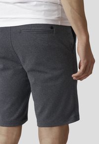 Menns mørkegrå shorts i et teksturert stoff. Har sidelommer, en baklomme med knapp, og en rett ben-design.