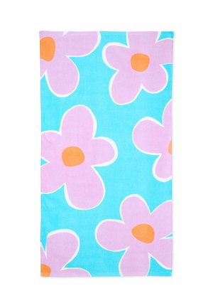 Strandhanddoek met grote paarse bloemen met oranje hart op een felblauwe achtergrond.