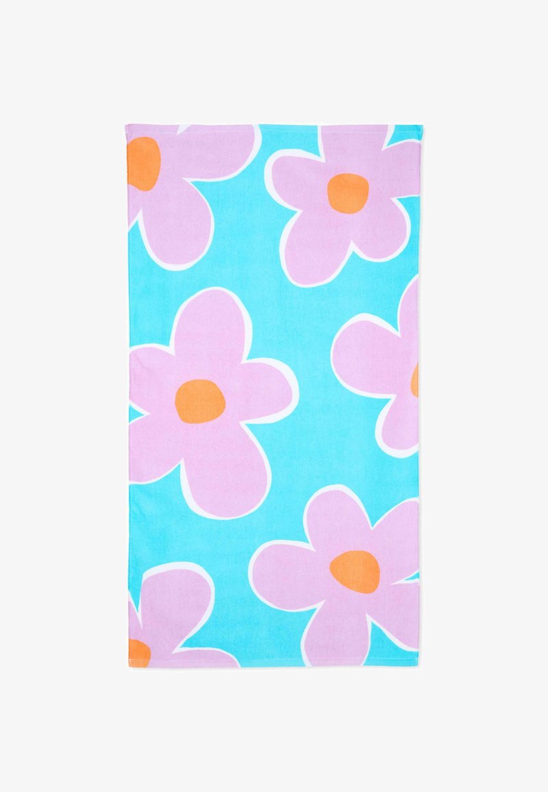 Serviette de plage à grandes fleurs violettes avec centres orange sur un fond bleu vif.