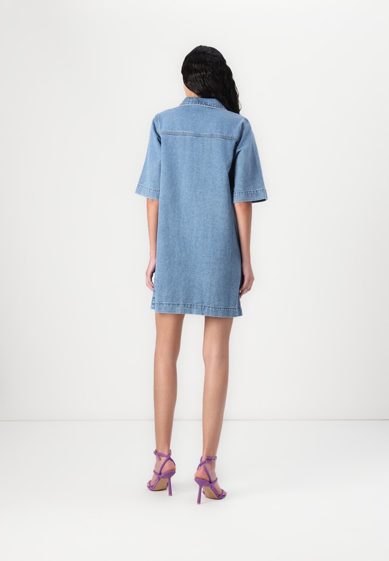 Vero Moda VMJENNIE SHORT - Vestito di jeans - light blue denim/carta da zucchero