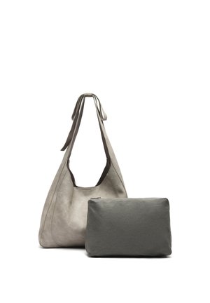 Sivá kožená kabelka cez rameno so širokými popruhmi vedľa menšej tmavosivej obdĺžnikovej taštičky so zipsom na bielom pozadí.