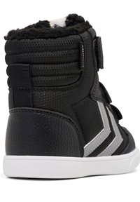 Sneakers alte nere con pannelli in pelle e tessuto testurizzato, chiusura in Velcro, suola bianca e accenti a zig zag grigi.