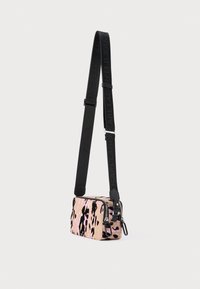 Kis téglalap alakú válltáska rózsaszín, fekete és bézs absztrakt mintával, állítható fekete pánttal, melyen a márkanév felirat található.