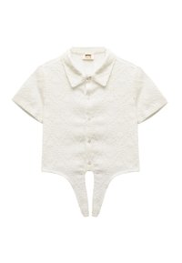 Hvid bluse med korte ærmer og et struktureret diamantmønster. Har en spidse krave og knaplukninger samt et unikt split-hjem-design.