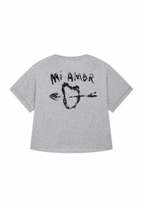 Pilkas trumpomis rankovėmis marškinėliai su rankomis pieštu juodu širdies ir strėlės dizainu, o nugarėlėje yra užrašas "Mi Amor". Minkšta medvilnė.