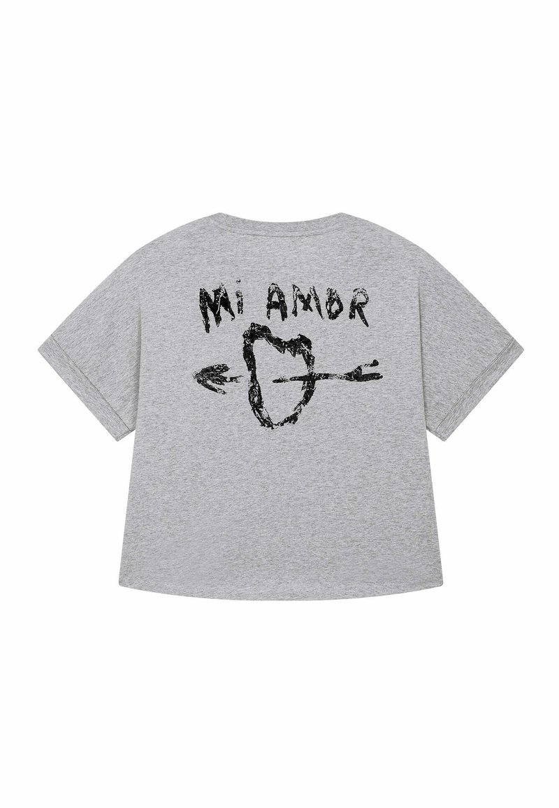 Pilkas trumpomis rankovėmis marškinėliai su rankomis pieštu juodu širdies ir strėlės dizainu, o nugarėlėje yra užrašas "Mi Amor". Minkšta medvilnė.
