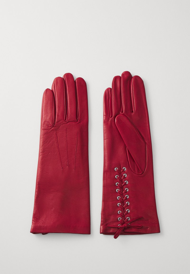 Guanti in pelle rossa con una consistenza liscia, design aderente, tre cuciture decorative sul dorso e dettagli in pizzo con occhielli metallici.