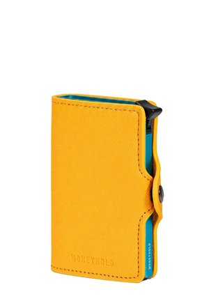 Cartera compacta de cuero amarillo con cierre de botón negro, portatarjetas interior azul y marca MoneyHold en la parte frontal.