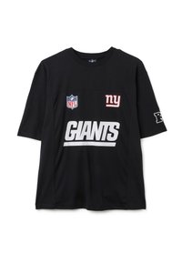 T-shirt nera con maniche corte, con la scritta bianca "GIANTS", il logo NFL e le lettere rosse "ny". Realizzata in cotone, con texture liscia.