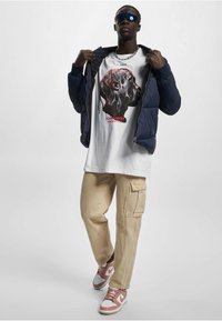 Upscale by Mister Tee FLYING HIGH OVERSIZE FLYING HIGH OVERS - T-shirts med print - white