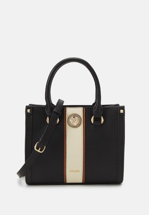 Czarnobiała, strukturalna torebka z brązowym obszyciem, złotym emblematem i logo, podwójnymi uchwytami oraz regulowanym paskiem na ramię.
