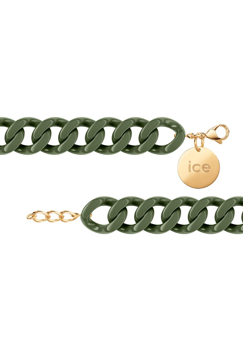 Olivegrünes, massives Kettenarmband mit goldenen Karabinerverschluss, Verlängerungskette und runder, goldfarbener Charme, der mit "ice" graviert ist.