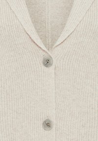 Helles rosa Cardigan mit gerippter Textur, ausgestattet mit einem Schalkragen und zwei hellgrauen Knöpfen auf der Vorderseite. Weiches, gestricktes Material.