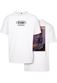 Hvid bomulds t-shirt med sort tekst på forsiden og et farverigt grafik af en revolver på bagsiden, med livlige accenter og markante detaljer.