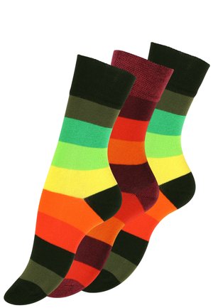 Drei Paar Sneakersocken mit gestreiften Mustern. Die Farben umfassen Grün, Gelb, Rot, Orange und Dunkelbraun. Weicher, dehnbarer Stoff; verstärkte Zehen.