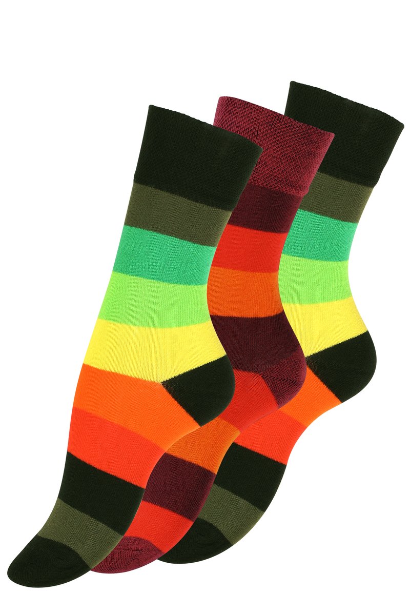 Trois paires de chaussettes de sport à motifs rayés. Les couleurs incluent le vert, le jaune, le rouge, l'orange et le marron foncé. Tissu doux et extensible ; orteils renforcés.