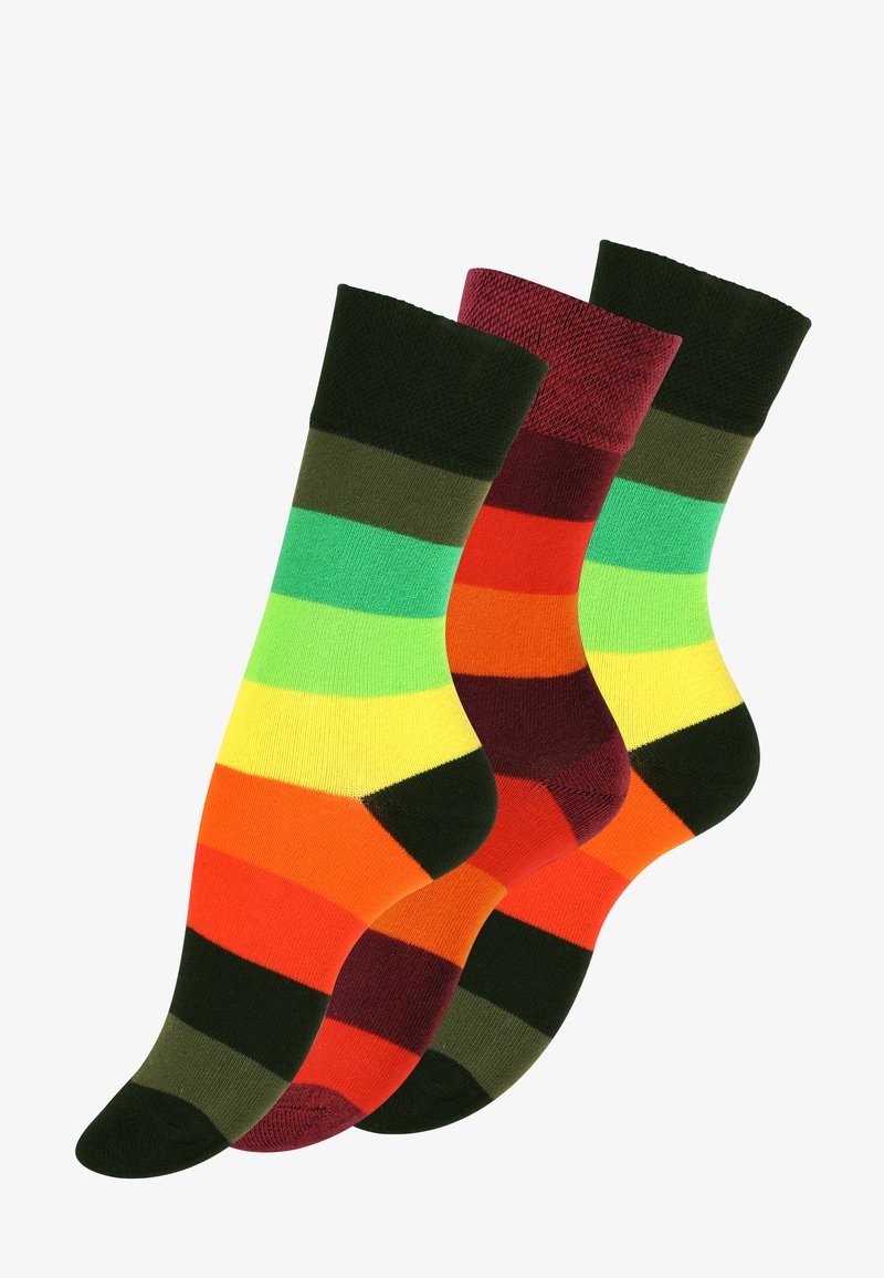 Trois paires de chaussettes de sport à motifs rayés. Les couleurs incluent le vert, le jaune, le rouge, l'orange et le marron foncé. Tissu doux et extensible ; orteils renforcés.