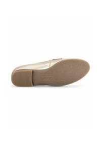 Scarpa slip-on Gabor in pelle dorata metallica con suola in gomma marrone textured, caratterizzata da una punta arrotondata e un design semplice.