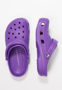 Crocs CLASSIC UNISEX - Zoccoli - neon purple