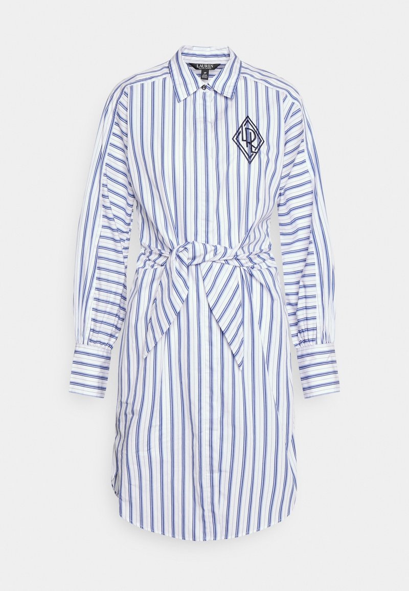 Pruhované šaty košilového střihu v bílé a modré, s límečkem, dlouhými rukávy, vázáním v pase a vyšitým logem na hrudi. Bavlněná látka.