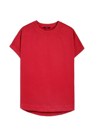Czerwona bawełniana koszulka z okrągłym dekoltem, krótkimi rękawami i luźnym krojem. Posiada zaokrąglony dół oraz gładką teksturę. Brak widocznych wzorów.