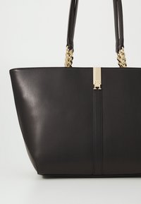 Tommy Hilfiger HERITAGE TOTE - Käekott - black