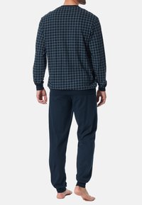 Completo da loungewear blu navy composto da una maglia a maniche lunghe con motivo a griglia e pantaloni abbinati, realizzato in morbido tessuto misto cotone.
