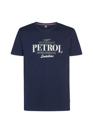 Marineblaues Baumwoll-T-Shirt mit kurzen Ärmeln, rundem Ausschnitt und Vorderseite mit Grafik "PETROL" sowie dekorativen Akzenten in kontrastierenden Farben.
