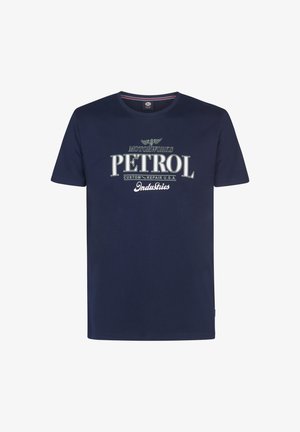 Tmavě modré bavlněné tričko s krátkými rukávy, kulatým výstřihem a předním potiskem s nápisem "PETROL" a dekorativními prvky v kontrastních barvách.